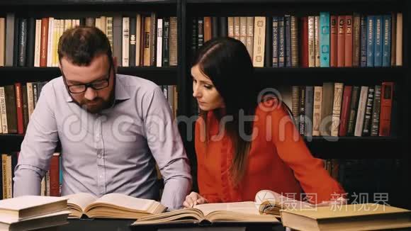 一男一女在图书馆看书准备考试视频