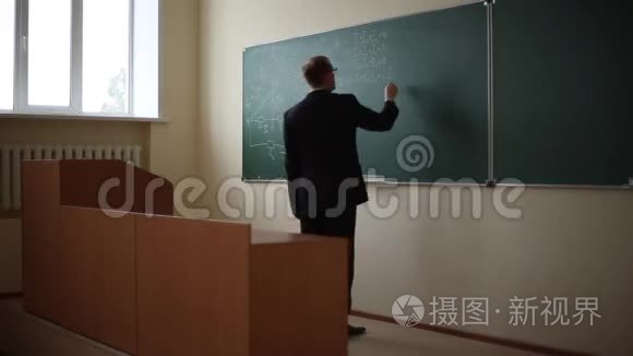 这所大学的讲师带领这一课视频