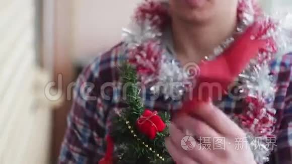 男人穿着漂亮的小圣诞树