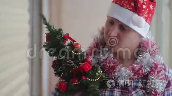 男人穿着漂亮的小圣诞树视频