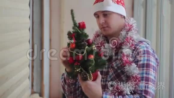 男人穿着漂亮的小圣诞树视频