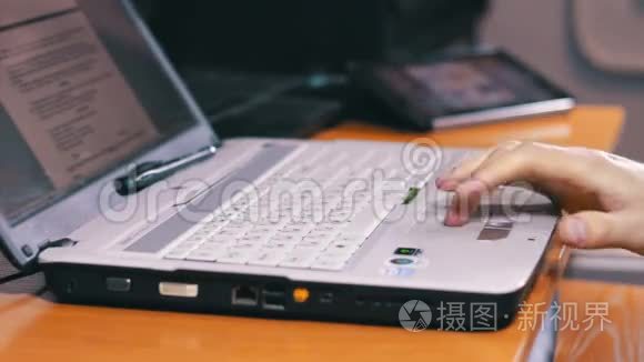 在木桌上使用电脑笔记本电脑视频