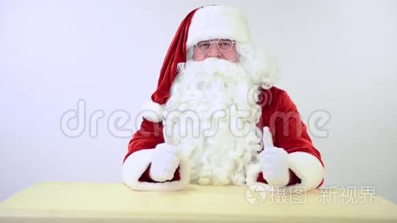 圣诞老人坐着做手势