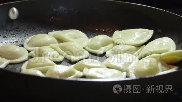 在炉子上的烤箱里用煎锅煮饺子