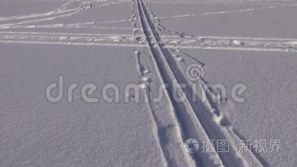 滑雪运动脚印在新鲜的雪上视频