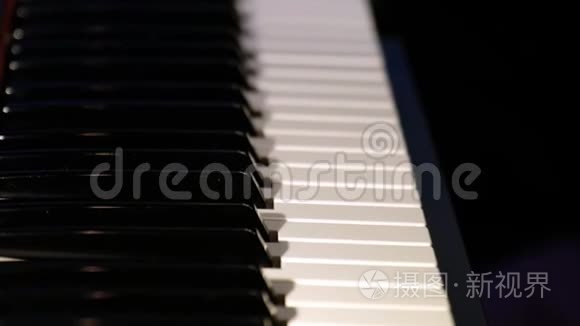钢琴键的特写镜头