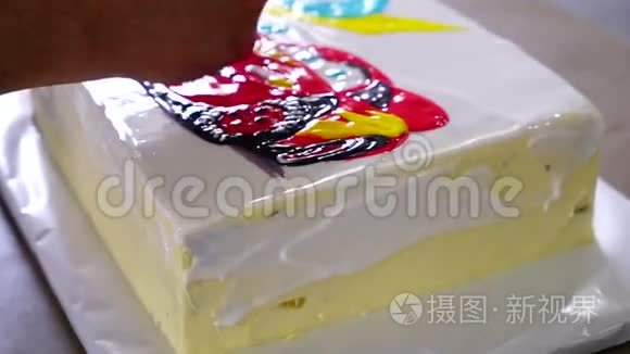 一位男糕点厨师在店里装饰蛋糕视频