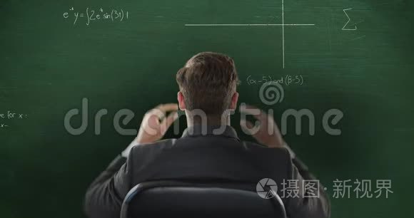 在黑板上移动数学前面的人视频