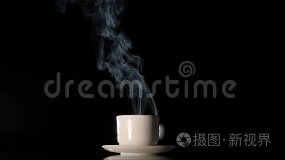 带有黑色背景的热烟咖啡杯