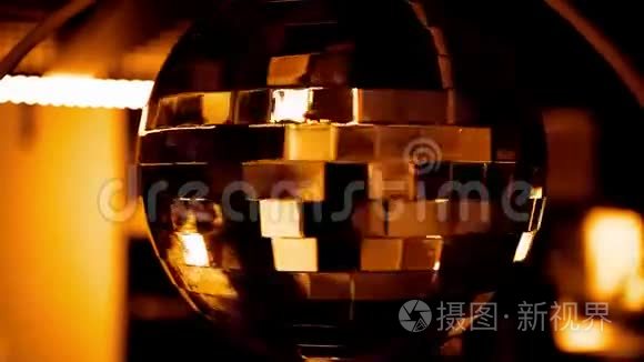 闪闪发光的金色迪斯科球背景视频