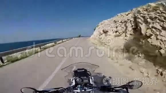 山地高原上的摩托车旅行者视频