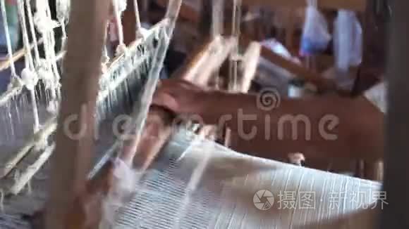 传统织机编织丝绸纺织品视频