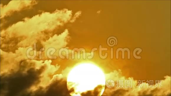 云4后面的热带太阳