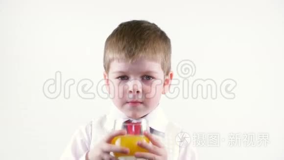 小男孩喝果汁视频