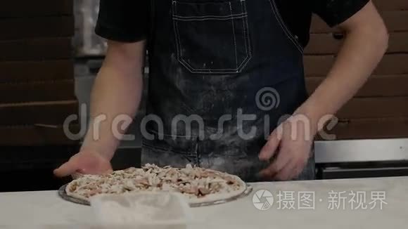 在现代意大利餐厅做披萨的厨师视频