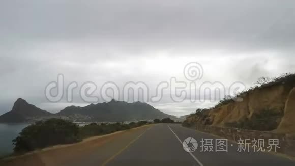 在南非的两条车道上开车。 从车载摄像头上看