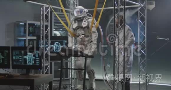在跑步机上行走的宇航员视频