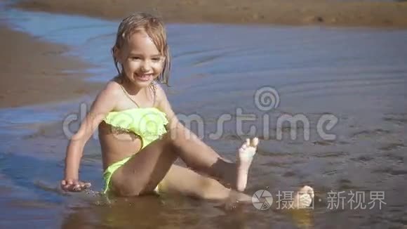 可爱的金发小女孩在湖边玩