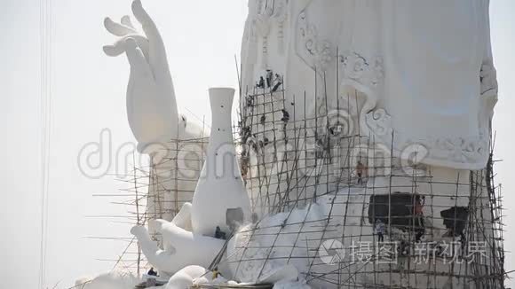 建造和建造菩萨女神雕像视频