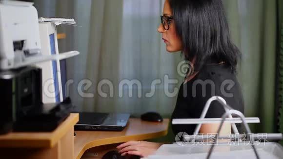 女人在用电脑工作