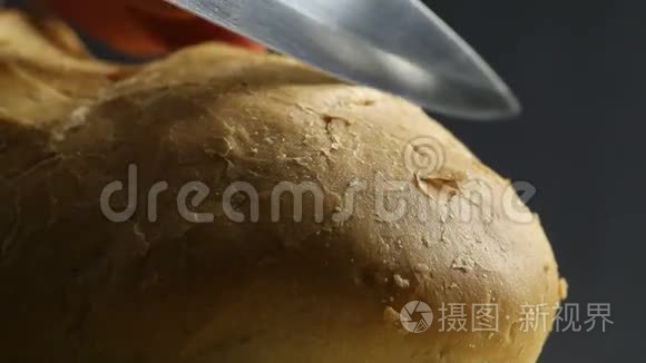 男性手切面包。