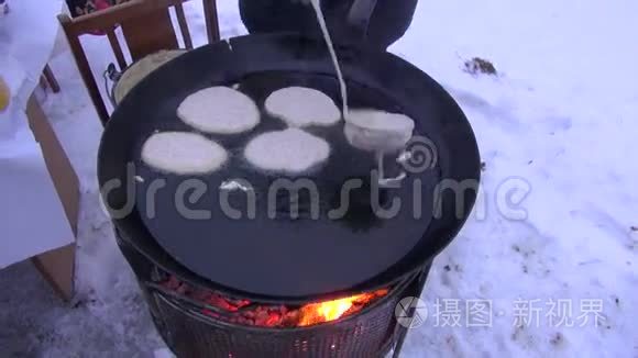 在冬末星期二的节日做煎饼视频