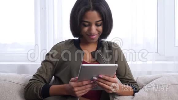 在家里使用数码平板电脑的少女