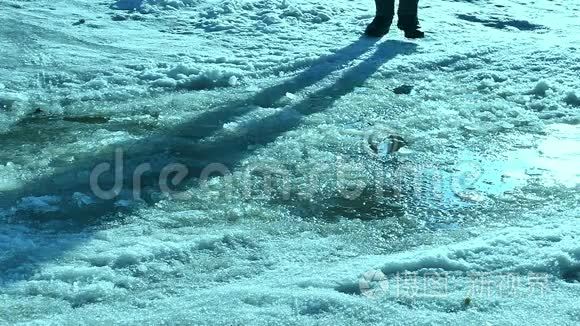 人在冬天的水坑雪中旅行视频