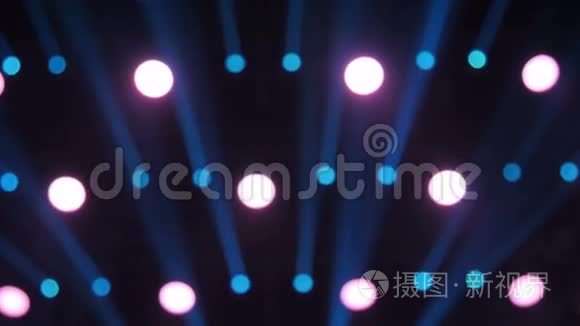舞台背景中彩色光线的模糊焦点视频