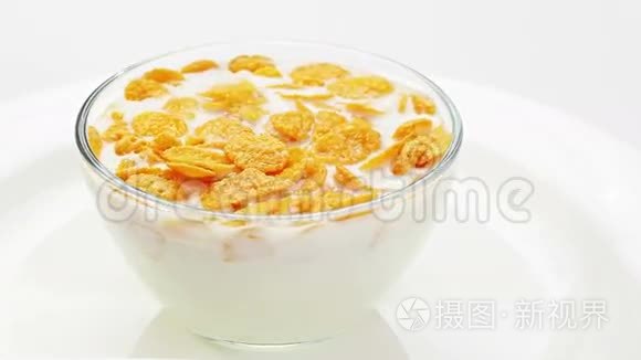 在玻璃碗里用牛奶煮玉米片视频