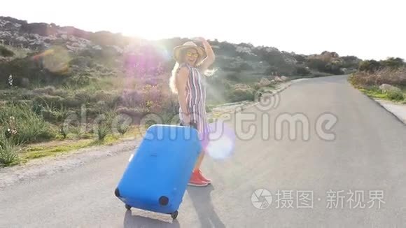 带着行李箱的女旅行者