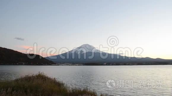 富士山傍晚在日本高谷彦湖视频