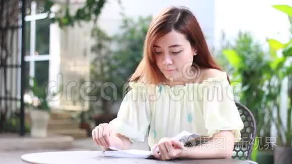 泰国成人大学美女读红皮书视频