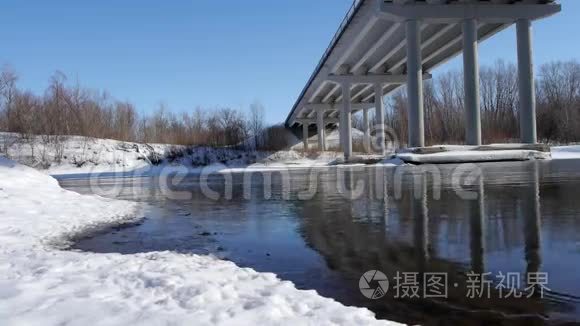 冬天的河桥下有开阔的水面视频