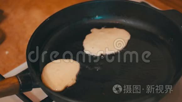 在家庭厨房的煎锅上做饼饼