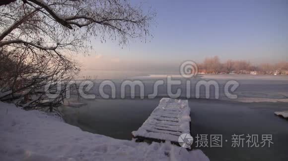 白雪覆盖的河景视频