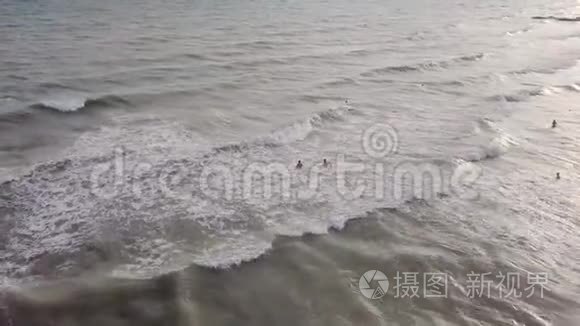 以海滩和海浪俯瞰海岸线