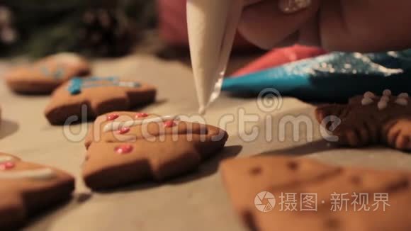 圣诞饼干的装饰过程视频