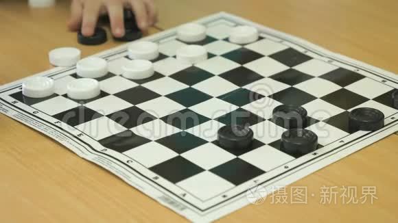 孩子在幼儿园室内玩跳棋视频