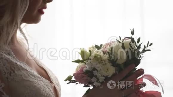 美丽的新娘闻着婚礼花束视频