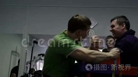 在健身房练习手臂摔跤的男人视频