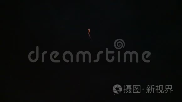 在夜空中用烟火庆祝新年前夜