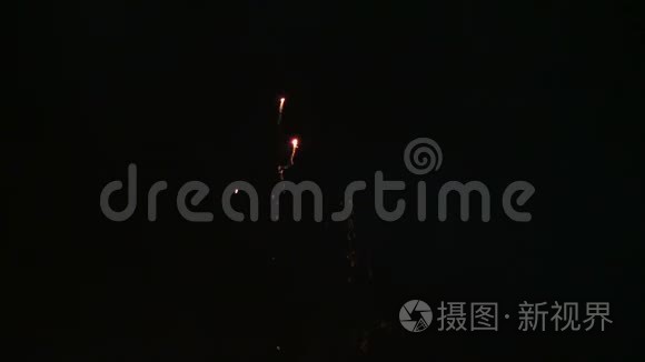 在夜空中用烟火庆祝新年前夜视频