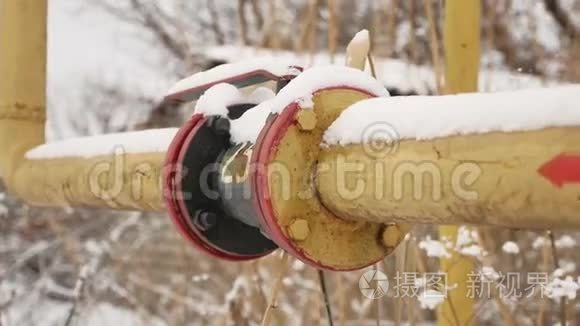 雪中黄色煤气管道冬季煤气供暖