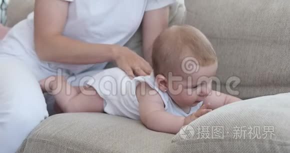 妈妈带着可爱的孩子在沙发上