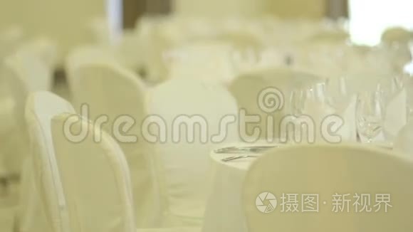 在花园婚礼上安排餐桌视频