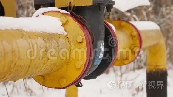 雪中黄色煤气管道冬季煤气供暖视频