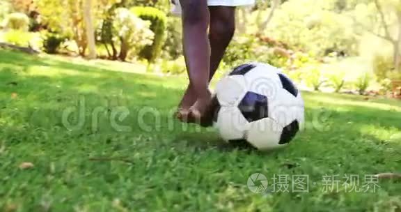 孩子们在公园里踢足球视频