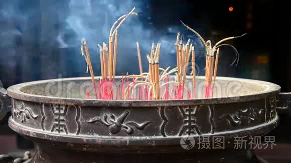 佛寺前巨型锅烧香棒视频