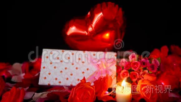 气球，礼品盒，花和蜡烛燃烧的录像。 情人节装饰